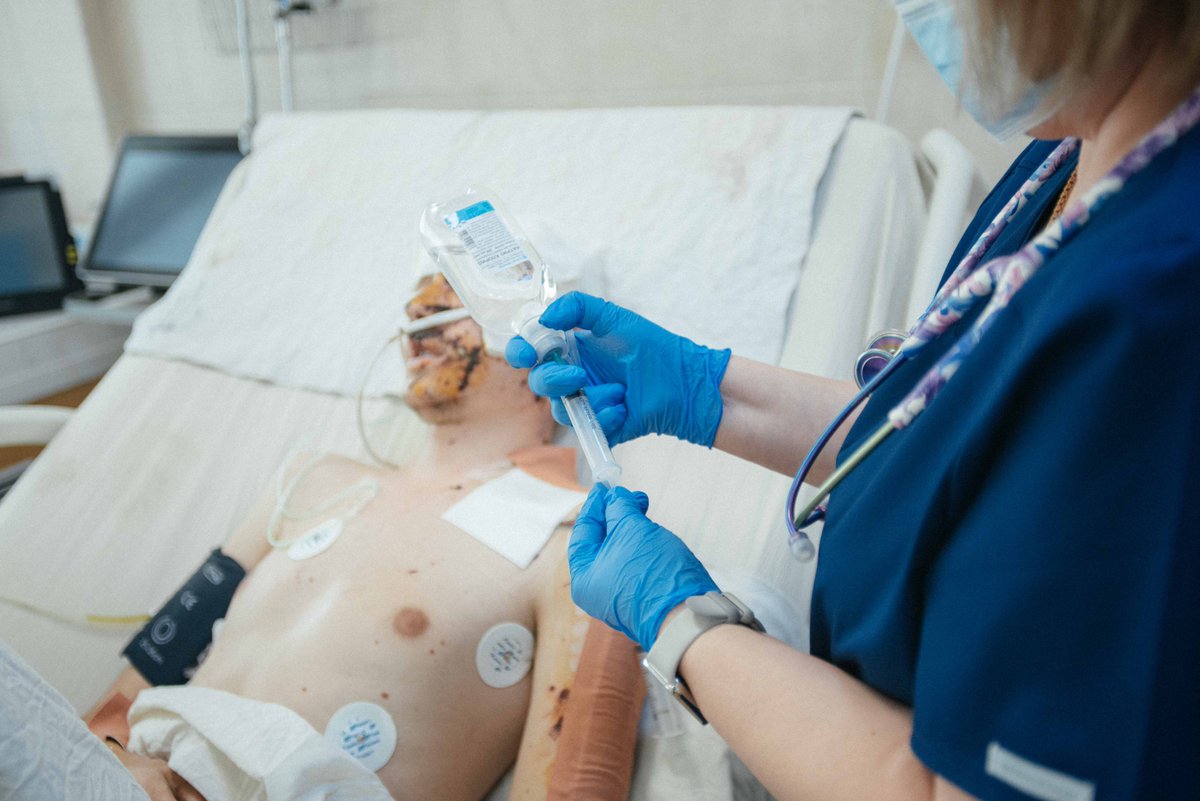 echo_Europe's tweet image. Missiles shattered the windows. The surgeons kept operating.
At Mechnykov Hospital in Dnipro, medical staff work through exhaustion, pain, and war, saving lives every day.
With support from the EU and @WHOUkraine, they carry on.
Read their story👉europa.eu/!QbjtTm