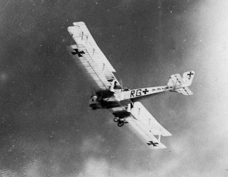 7 July 1917, fourth raid of Operation Türkenkreuz occurred with 22 German Gotha bombers attacking the East End &amp; City of London in daylight, killing about 60 people &amp; injuring some 200. About 100 British planes sent to intercept, shooting one down &amp; damaging three others. #WW1