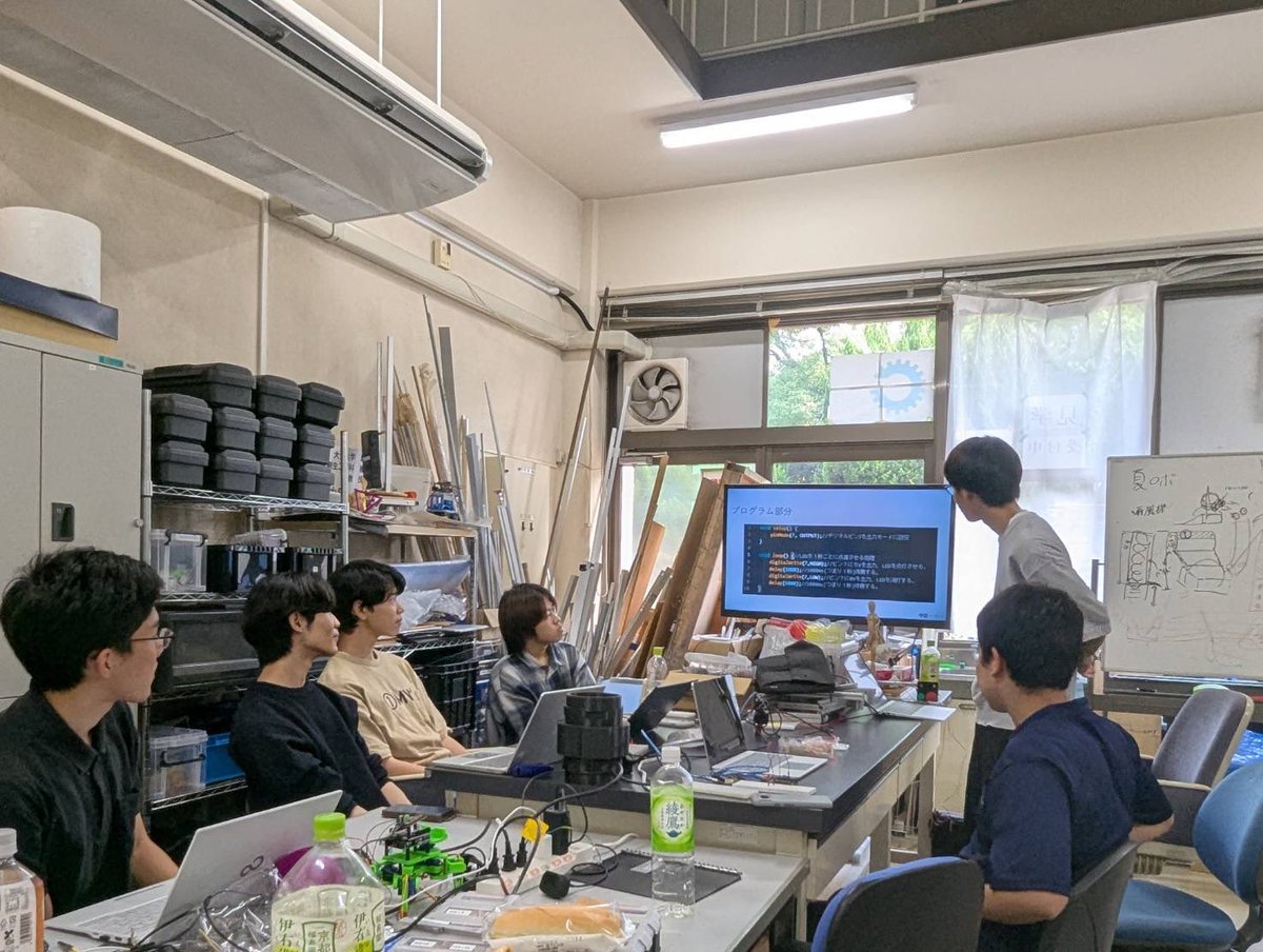 ROUTE_IICP's tweet photo. 先週の土曜日に電子回路の勉強会を行いました！
配線や回路の仕組み、プログラムなど実際に使い体験してもらいました。
定期的に勉強会を行うことでロボット制作に少しでも興味を持ってもらえたらなと思います✨ https://t.co/38xtNH27Dn