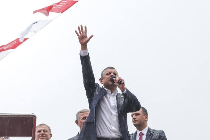 Genel Başkanımız Özgür Özel’e açılan soruşturma, çürüyen düzeni kurtarma çabasıdır. Ama devran döndü! CHP, halkın son direniş mevzisidir. Susmayacağız, eğilmeyeceğiz! Bu mücadeleyi birlikte başlattık, birlikte zafere taşıyacağız!