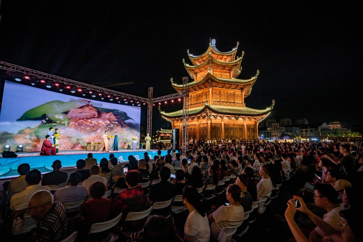 ailuqiao123's tweet image. On that night, Shili Long Street in Luqiao sparkled with lights. Performances by top quyi artists from across Zhejiang left a deep impression. #CulturalShow #Zhejiang #QuyiArt #LuqiaoMoments #民营路_友谊桥