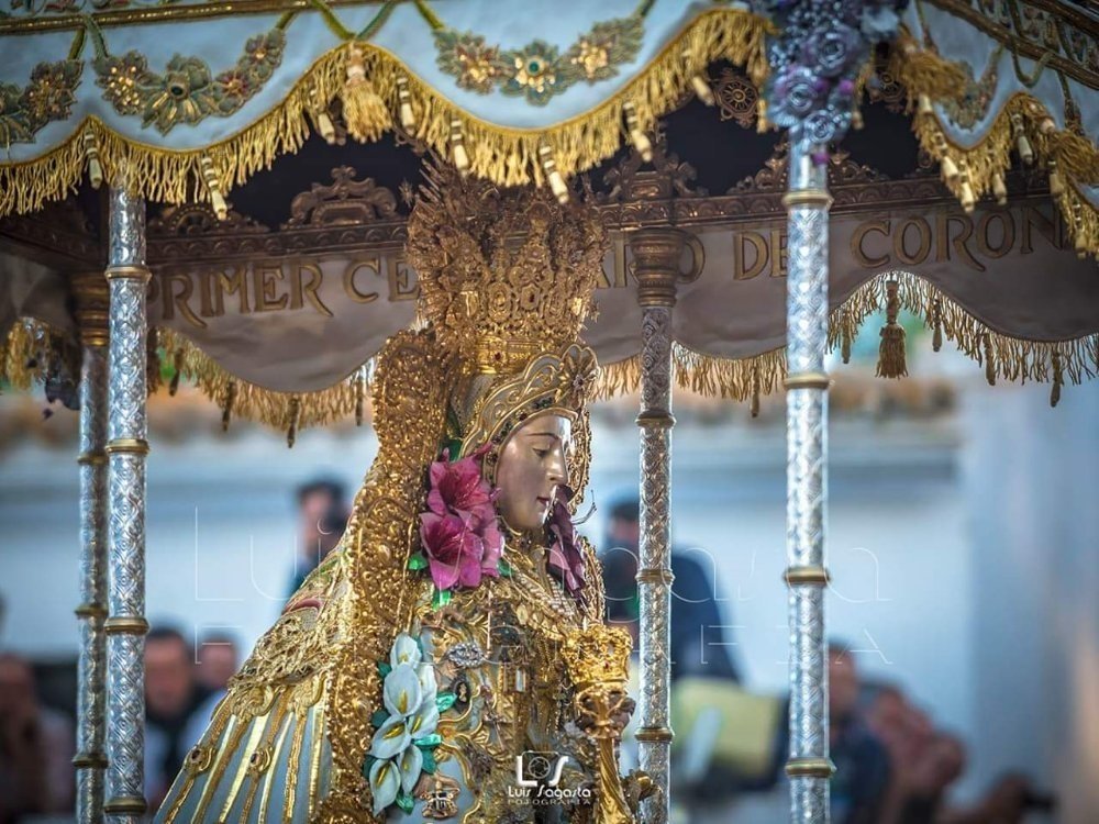 A ti, celestial princesa,
Virgen sagrada María,
yo te ofrezco en este día,
alma, vida y corazón.
Mírame con compasión,
no me dejes, Madre mía.