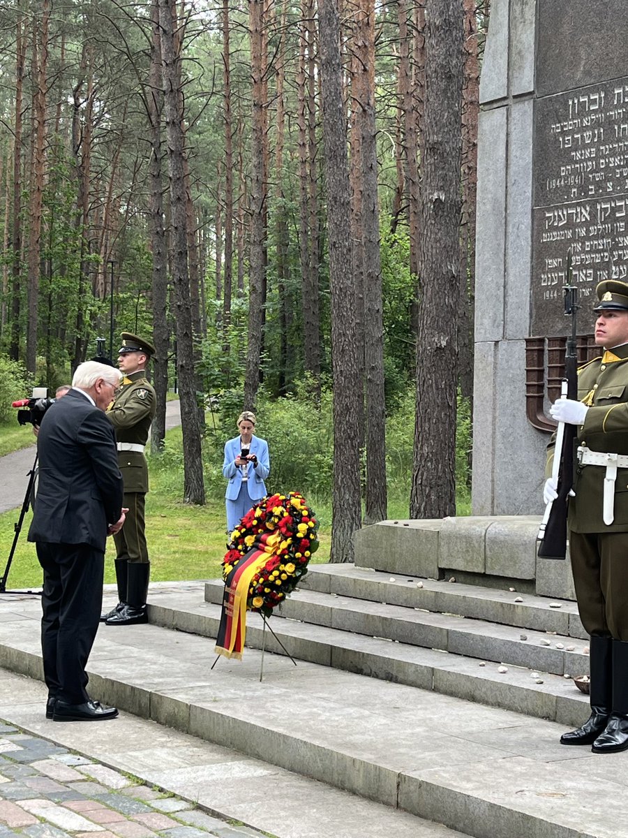 Mario_Kubina's tweet image. Der #Bundespräsident erinnert in #Litauen an die Opfer des NS-Terrors. Einst galt Vilnius als „Jerusalem des Nordens“. Doch während der deutschen Besatzung im Zweiten Weltkrieg wurden die meisten Mitglieder der jüdischen Gemeinde umgebracht. @ARD_BaB @br24