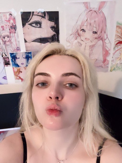 Watch Amber Kawaii's leaked NSFW photo on TwXstars