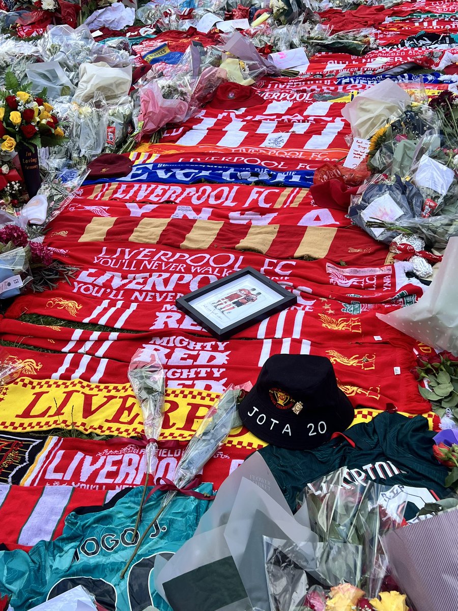 DavidBogunovic's tweet photo. Went to anfield yesterday. What a moving tribute. 😢 https://t.co/BijLTORhwm