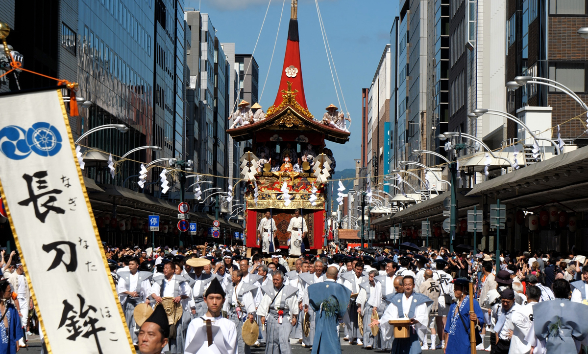 knp_hankei500m's tweet image. 唯一の生稚児を乗せて、山鉾巡行の先頭を進む長刀鉾。祇園祭の伝統と歴史を支える、京都の町衆の知られざる想いに迫ります。
【#祇園祭 を支える人々の想い】
町衆の思いひとつに、#長刀鉾 を守り伝える。創建800年に寄せて
☞☞☞
hankei500.kyoto-np.jp/archives/4958