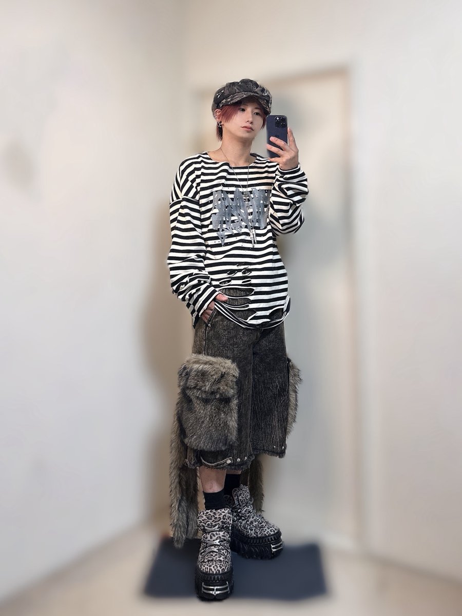 rrsbrt01's tweet photo. 予約だったロンTが届いたので、ハーフパンツと合わせてみたらまあいい
#GRANCY https://t.co/1n0pZFzZ7E