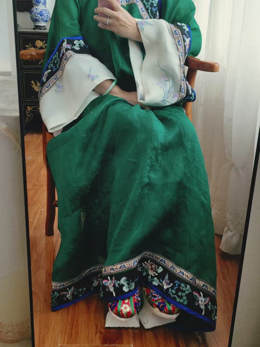 没想到这么多崇拜我妈的，真是。还有说看见我妈穿旗袍就吓尿的傻逼？笑死。还有求着要我妈袜子的，就这些。圈起来的傻逼已经请回家了。别的都在