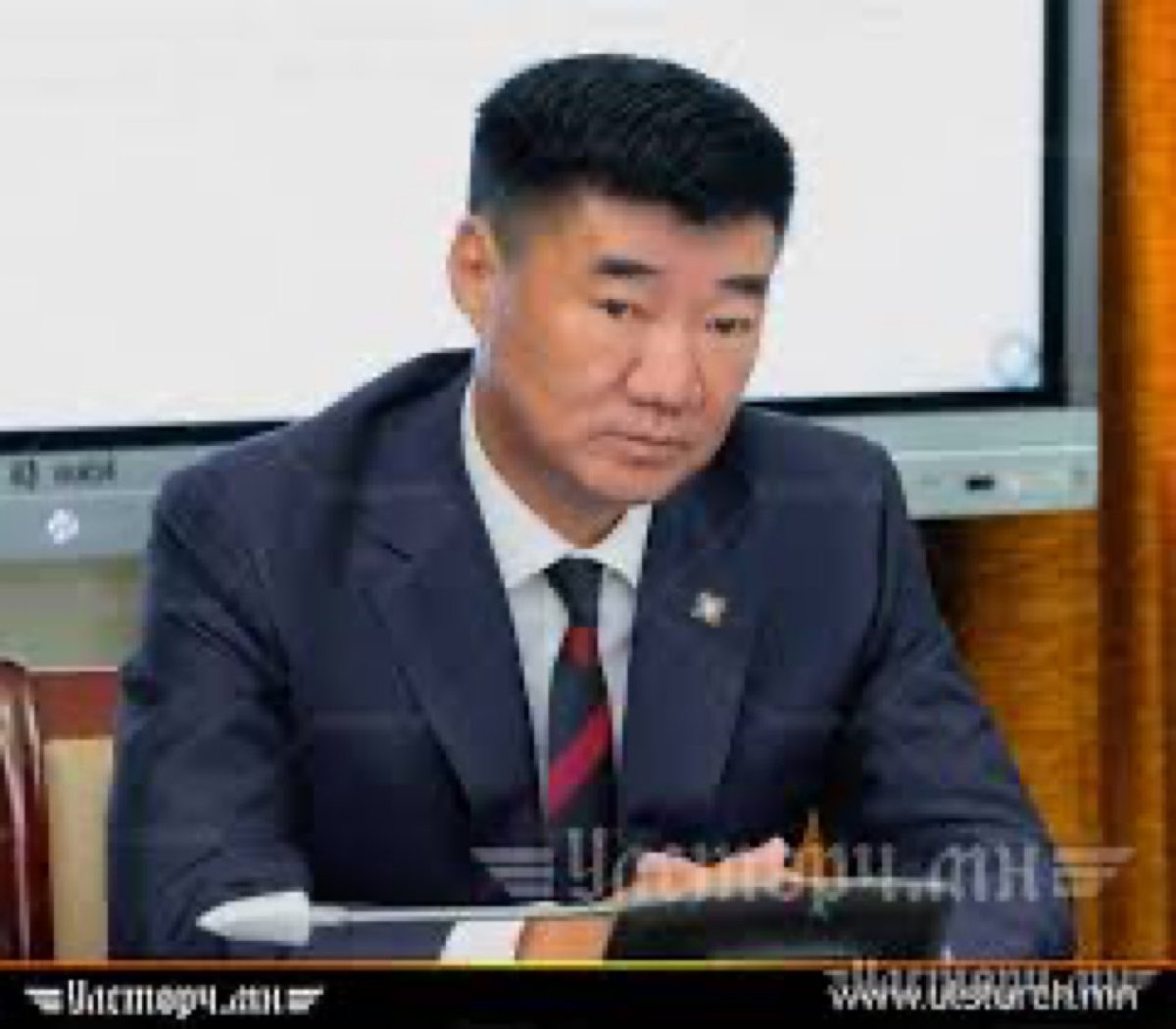 Хүсэн хүлээсэн сайхан мэдээ
Д.Бямбацогтод Монгол Улсын Ерөнхийлөгчийн зарлигаар маргааш МУГЖ цол гардуулахаар болжээ. Тэрбээр маргааш Төрийн ордонд шагналаа гардана.