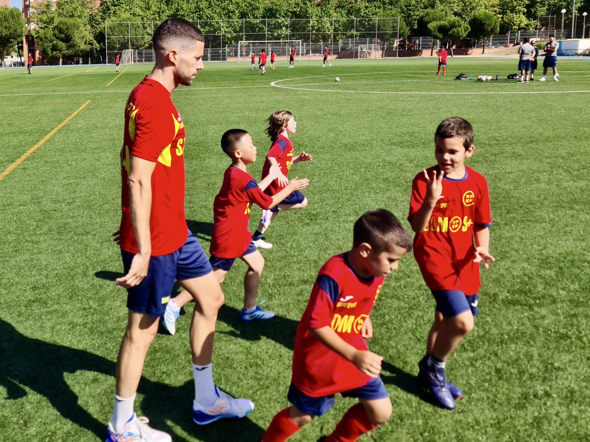 CdeRandori's tweet photo. 📆 Campus #SomosMás @rfef #2025 🇪🇸 ⚽️

Así fue la  visita del capitán @17RaulCampos a la sede SOMOS+ de Vallecas

👉🏻 https://t.co/PBXyRKJs57

📍GSD Vallecas @GSDcdeportivo

@randorisport | @DeportesECM | @JomaSport https://t.co/Jx9OvF2Gou