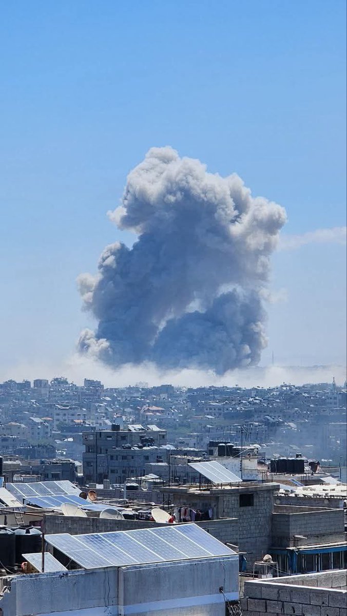 إن كان القريب قبل البعيد قد خذل المقاومة الباسلة في فلسطين ..
وإن كان الجار قد جار في حصاره
والعضد قد عاضد العدو على أخيه ..
وإن كان الكرسي والمغانم أعظم عند أهل الأهواء من الدموع والدماء والدمار والأشلاء ..
فكل ذلك لا قيمة له في ميزان الحق لأن النصر من الله وحده والعون منه وحده