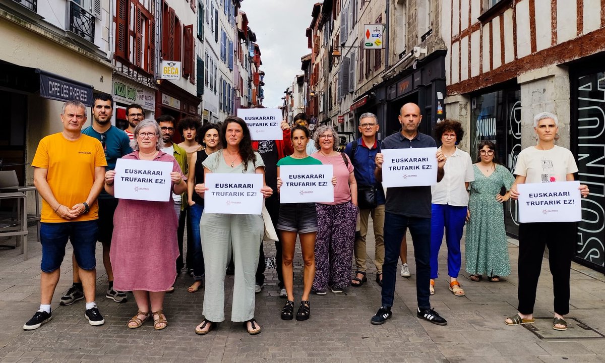 "Euskarari trufarik ez!" lelopean, hizkuntza politika ausartak eta baliabideak exijitzeko, mobilizaziorako deia egin du Euskal Konfederazioak Baionan.

📍Gaur, arratsaldeko 18:00etan, Departamenduko egoitzaren aitzinean.