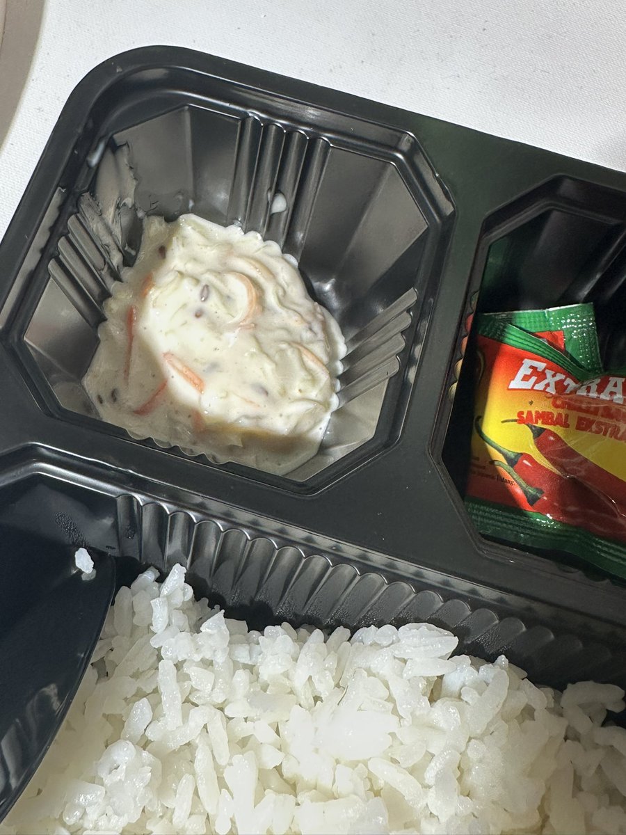 menu 1; Chicken Kaarage Bento
isinya ada ayam karage yang renyah,  bumbunya jg masi kerasa jd ga kerasa tepung aja ko 🍗 + 2pcs egg chicken roll yg empuk jd favoritku 

di maem pake nasi anget &amp; saladnya buat jadi pelengkap, happy cz tetep mam sayur &amp; bikin kenyang😋🍚