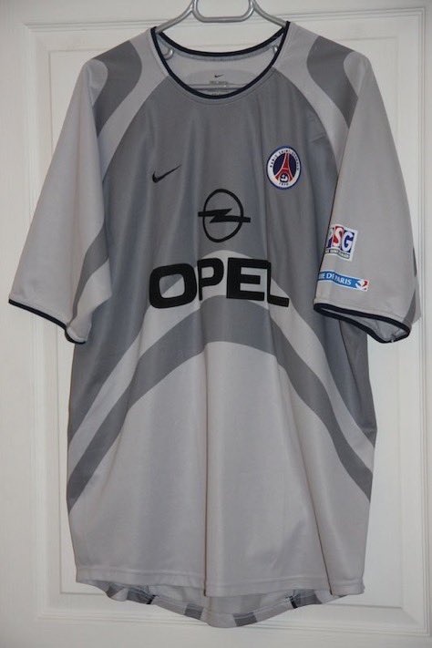 07/07/2001. Après la victoire de l'aller, les Parisiens finissent le travail en Finlande et se qualifient pour le 3ème tour de la Coupe Intertoto face au <a href="/FC_Jazz/">FC Jazz</a> : 1️⃣-4️⃣
⚽️ <a href="/IAmOkocha/">Jay-Jay Okocha</a> (2), Robert, Hiroux
🔗 histoiredupsg.fr/jazz-pori-psg-…