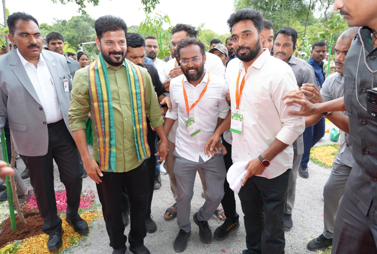 Dr.Katam Sridhar (@sridhargrr) on Twitter photo రాజేంద్రనగర్ యూనివర్సిటీ అనగానే తమ్ముడు కాటం శ్రీధర్ గుర్తొస్తావు .. అంటూ ఆప్యాయంగా పలకరించిన సీఎం రేవంతన్న
<a href="/revanth_anumula/">Revanth Reddy</a>
#vanamahotsavam2025
#PJTAU రాజేంద్రనగర్ యూనివర్సిటీ అనగానే తమ్ముడు కాటం శ్రీధర్ గుర్తొస్తావు .. అంటూ ఆప్యాయంగా పలకరించిన సీఎం రేవంతన్న
<a href="/revanth_anumula/">Revanth Reddy</a>
#vanamahotsavam2025
#PJTAU