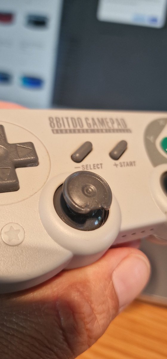 InsertCoinsFr's tweet image. Bonjour !!! Est-ce que quelqu'un sait comment réparer cela ? À force de jouer, la pastille souple a lâché. Du coup, c'est inutilisable. Merci à vous.