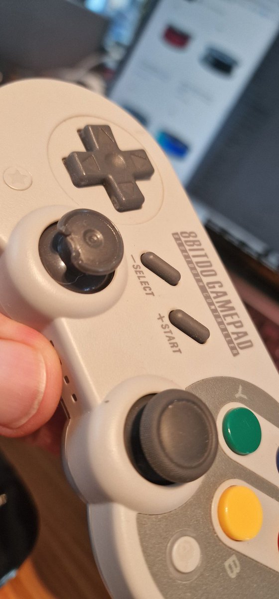 InsertCoinsFr's tweet image. Bonjour !!! Est-ce que quelqu'un sait comment réparer cela ? À force de jouer, la pastille souple a lâché. Du coup, c'est inutilisable. Merci à vous.