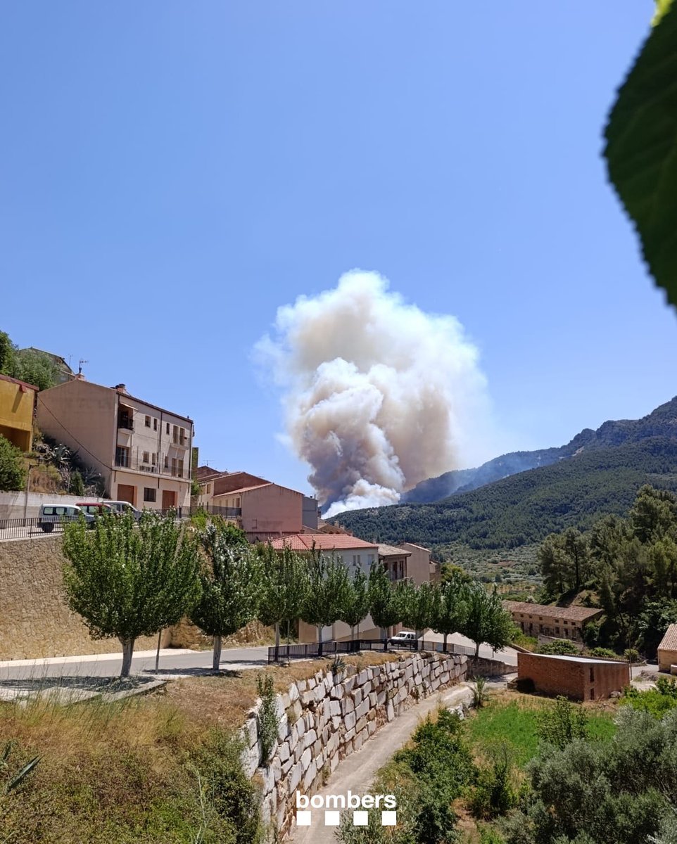 Bombers (@bomberscat) on Twitter photo Avís d'un incendi de vegetació forestal a Paüls, a la zona del barranc de l'Infern, proper a la TV-3541 (avís 12.28h).
Prioritzem que el foc no salti la carretera. 
13 🚒
4 🚁
3 🛩️
#bomberscat <a href="/112/">112</a> Avís d'un incendi de vegetació forestal a Paüls, a la zona del barranc de l'Infern, proper a la TV-3541 (avís 12.28h).
Prioritzem que el foc no salti la carretera. 
13 🚒
4 🚁
3 🛩️
#bomberscat <a href="/112/">112</a>