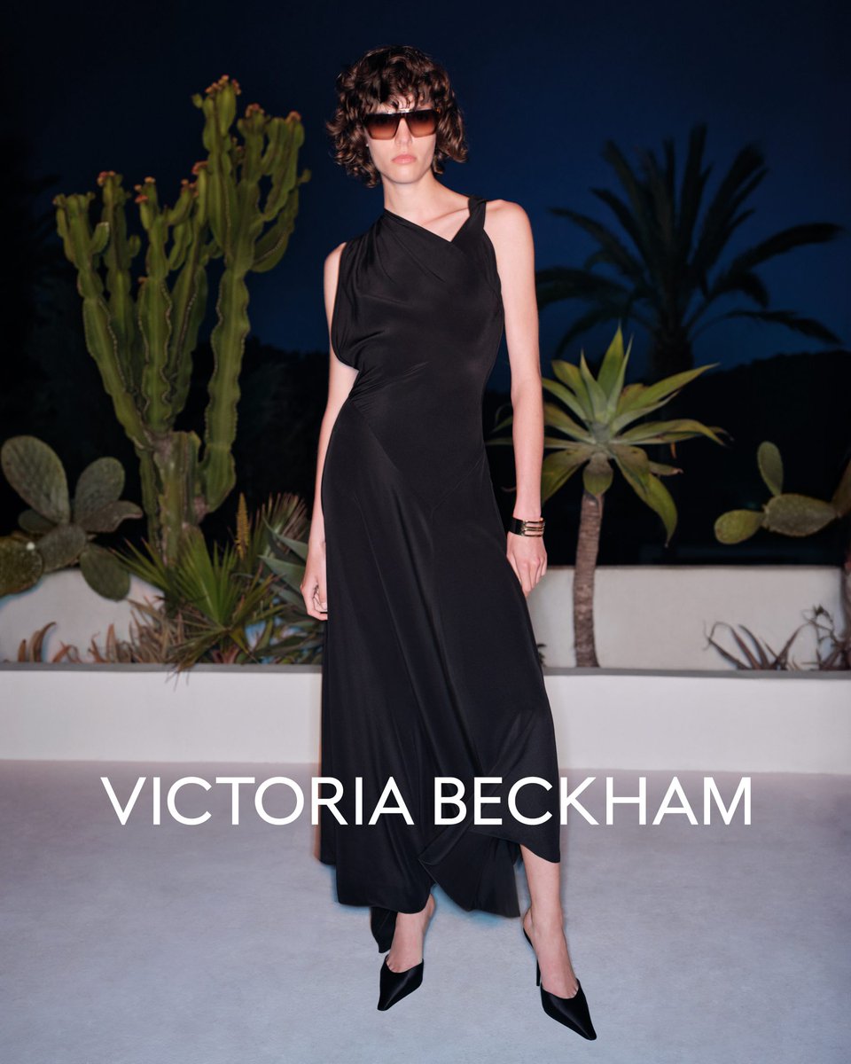 victoriabeckham's tweet image. Embrace a sleek elegance with the Sleeveless Draped Midi Dress, beautifully paired with the Frame Bracelet in gold.
Get the look >> victoriabeckham.visitlink.me/LqL_Ut
#VBHighSummer