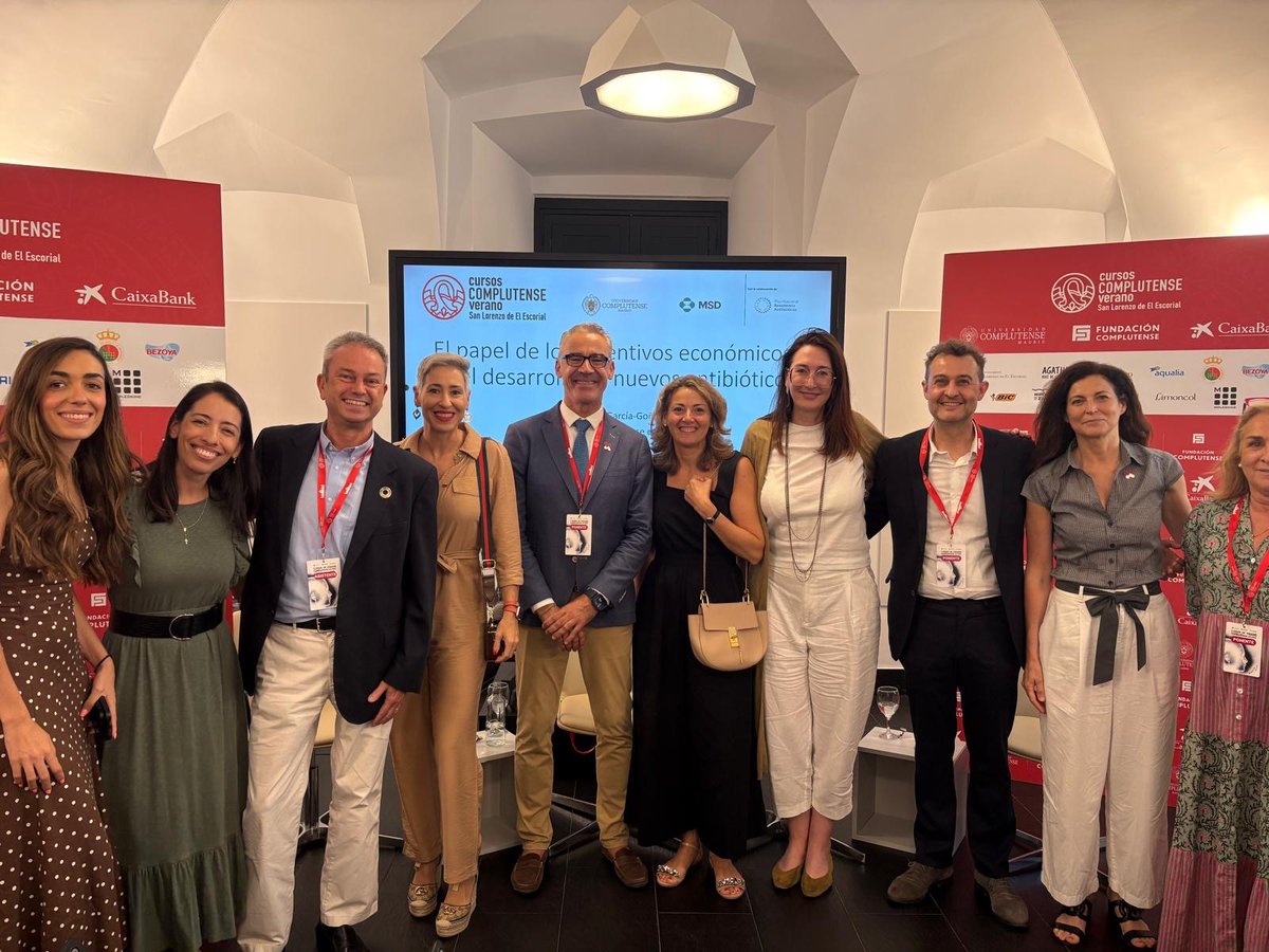 “Apoyamos firmemente la formación y la innovación frente a la resistencia a los antibióticos”. @Cristina_Nadal, directora de Government Affairs en #MSDEspana, inauguró el curso #OneHealth de <a href="/unicomplutense/">Complutense</a> destacando la necesidad de colaboración multisectorial.