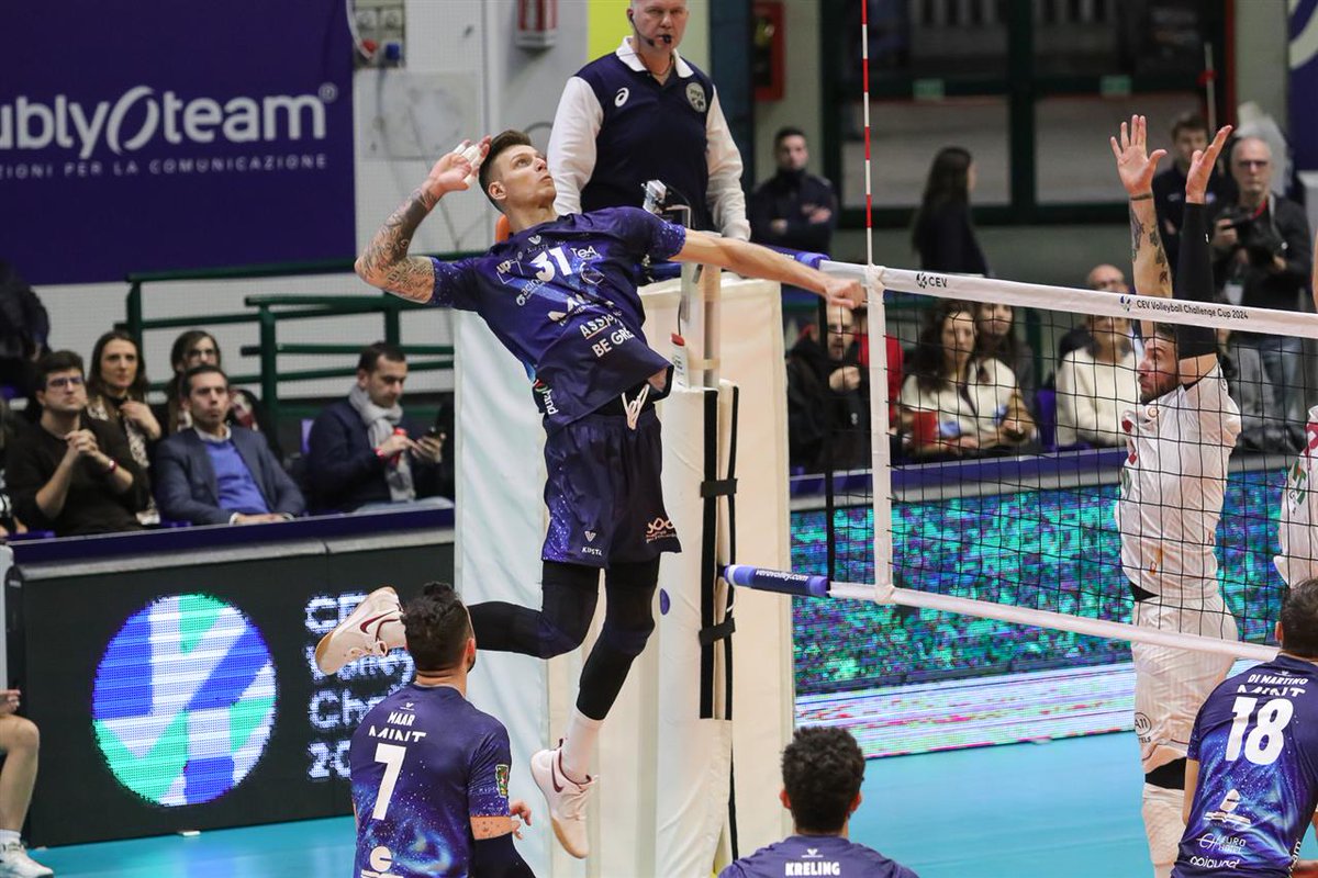 PlusLiga (@plusliga_) on Twitter photo Ciekawe czy ten pan szczególnie czeka na rewanż z <a href="/projektwarszawa/">PGE Projekt Warszawa</a>... 😉
Arthur Szwarc, który właśnie został nowym atakującym <a href="/indykpolazs/">Indykpol AZS Olsztyn</a>, miał już okazję gry przeciwko polskim drużynom - właśnie to PGE Projekt Warszawa ograł jego byłą drużynę - czyli Vero Volley Monza - w Ciekawe czy ten pan szczególnie czeka na rewanż z <a href="/projektwarszawa/">PGE Projekt Warszawa</a>... 😉
Arthur Szwarc, który właśnie został nowym atakującym <a href="/indykpolazs/">Indykpol AZS Olsztyn</a>, miał już okazję gry przeciwko polskim drużynom - właśnie to PGE Projekt Warszawa ograł jego byłą drużynę - czyli Vero Volley Monza - w