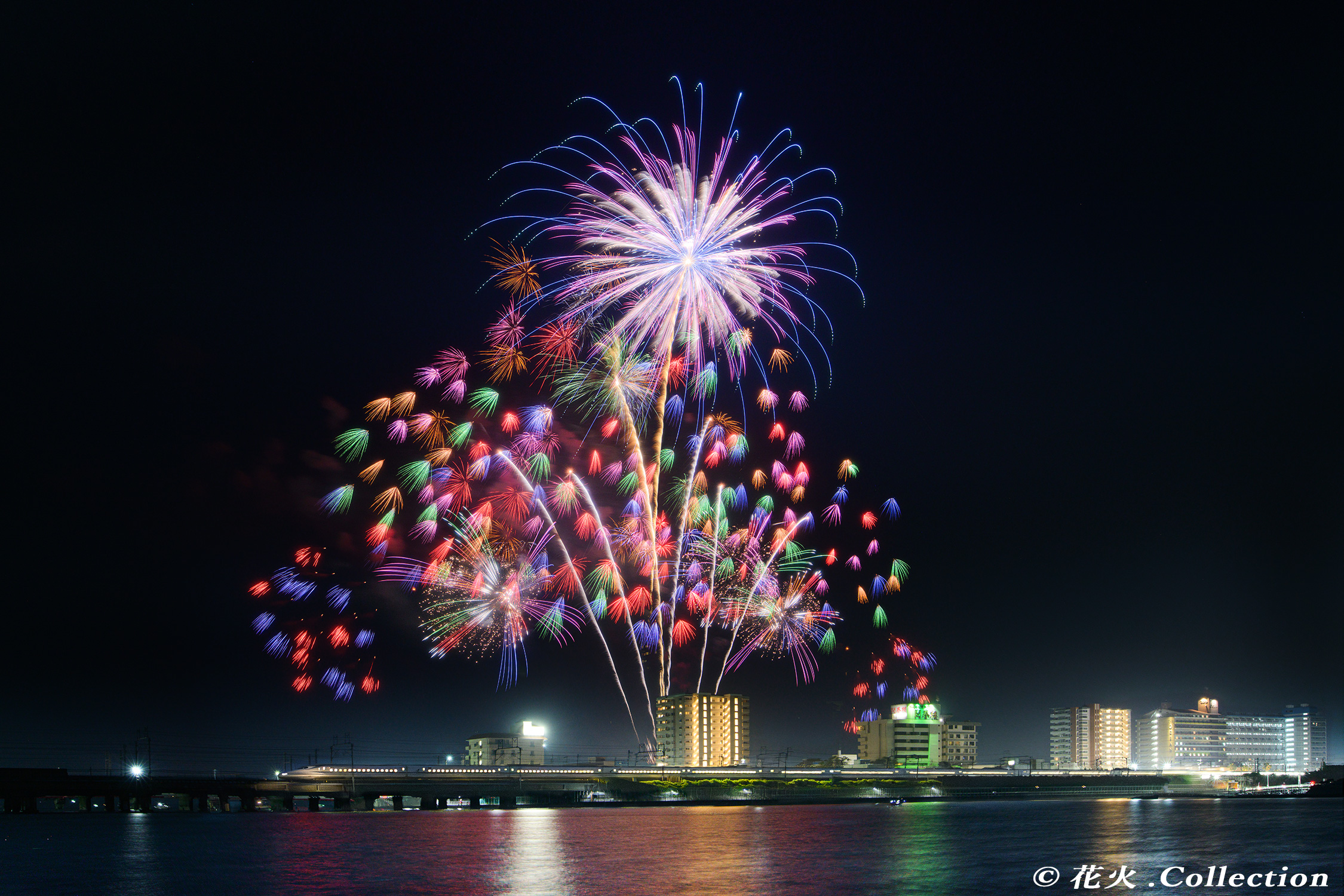3色感謝感動歓迎の、三冠花火 長岡花火 復興祈願フェニックス 2023年8月3日 - 観客席のスマホ