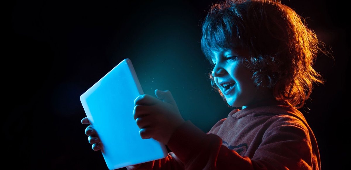 "العالم الرقمي في يد طفلك… فكن أنت البوصلة" 🧭في #مجتمع_المعرفة نناقش: كيف توجه أبناءك في عالم الإنترنت؟ 📷 دون منع… بل بحوار وقدوة ووعي اقرأ المقال الآن عبر #منصة_العائلة : academy.almawaddah.org.sa/blog/Modern-me…