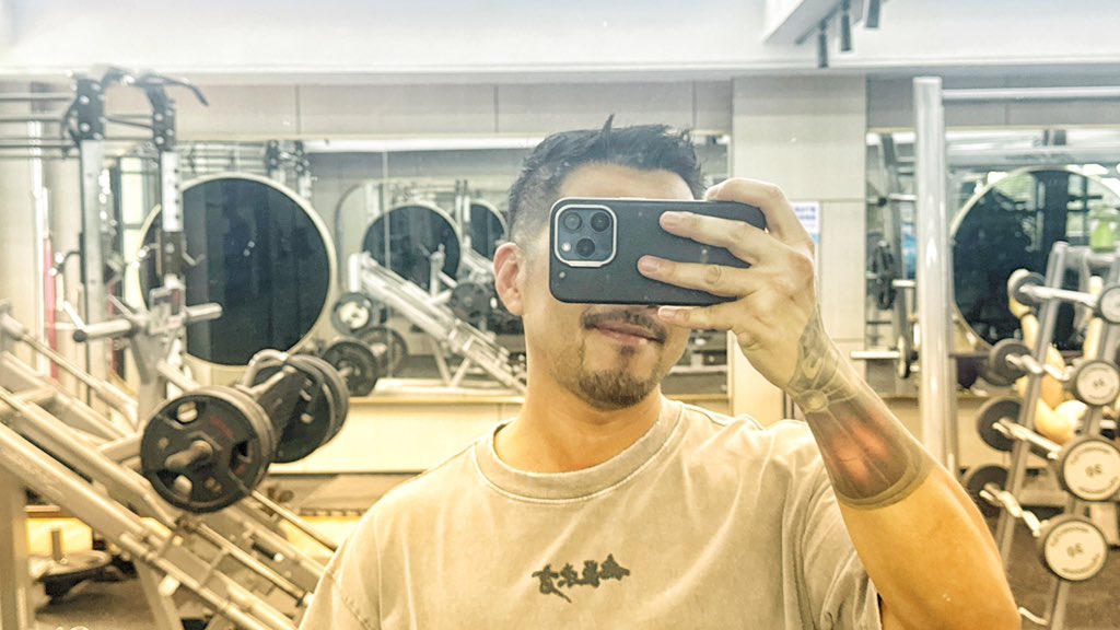 给经常久坐缺乏运动的朋友分享一个我坚持健身的方法，买一台自己喜欢的摩托，摩托不能一直停着，得开出来溜溜，不然很容易坏。于是选择一个离家或公司5-15km左右的健身房（取决于每次溜车你想溜多远），为了你的爱车，去健身房吧[呲牙]