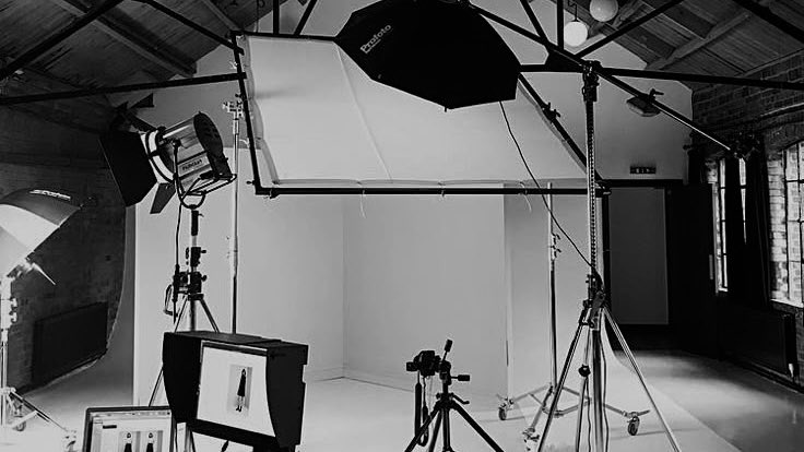 luiminus's tweet image. Hello, everyone! How was your day? 

Mine has been so busy. I finished my shoot in the morning and had sushi for brunch! I only drank water for the shoot to avoid looking bloated in the pictures. 😆