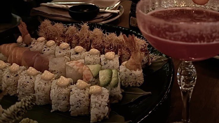 luiminus's tweet image. Hello, everyone! How was your day? 

Mine has been so busy. I finished my shoot in the morning and had sushi for brunch! I only drank water for the shoot to avoid looking bloated in the pictures. 😆