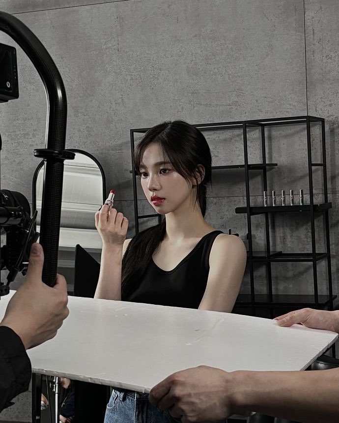 luiminus's tweet image. Hello, everyone! How was your day? 

Mine has been so busy. I finished my shoot in the morning and had sushi for brunch! I only drank water for the shoot to avoid looking bloated in the pictures. 😆