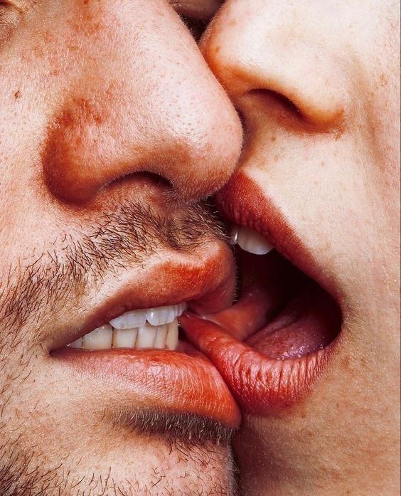 కొన్నిసార్లు దూకుడుగా ఉండవచ్చు పర్లేదు కానీ.. నాలో కొన్ని చాలా సున్నితమైన భాగాలు ఉన్నాయి రా వాటిని చుంబించడం, నాకడం మెల్లిగా జుర్రుకోవడం చేస్తే మంచిది 

వాటిని మృగంలా కొరకడం,దెబ్బలు కొట్టడం లేదా లాగి వదలడం లాంటివి చేయకూడదు..

వాటిని ఎంత సున్నితంగా డీల్ చేస్తే అంత సుఖం నాకు