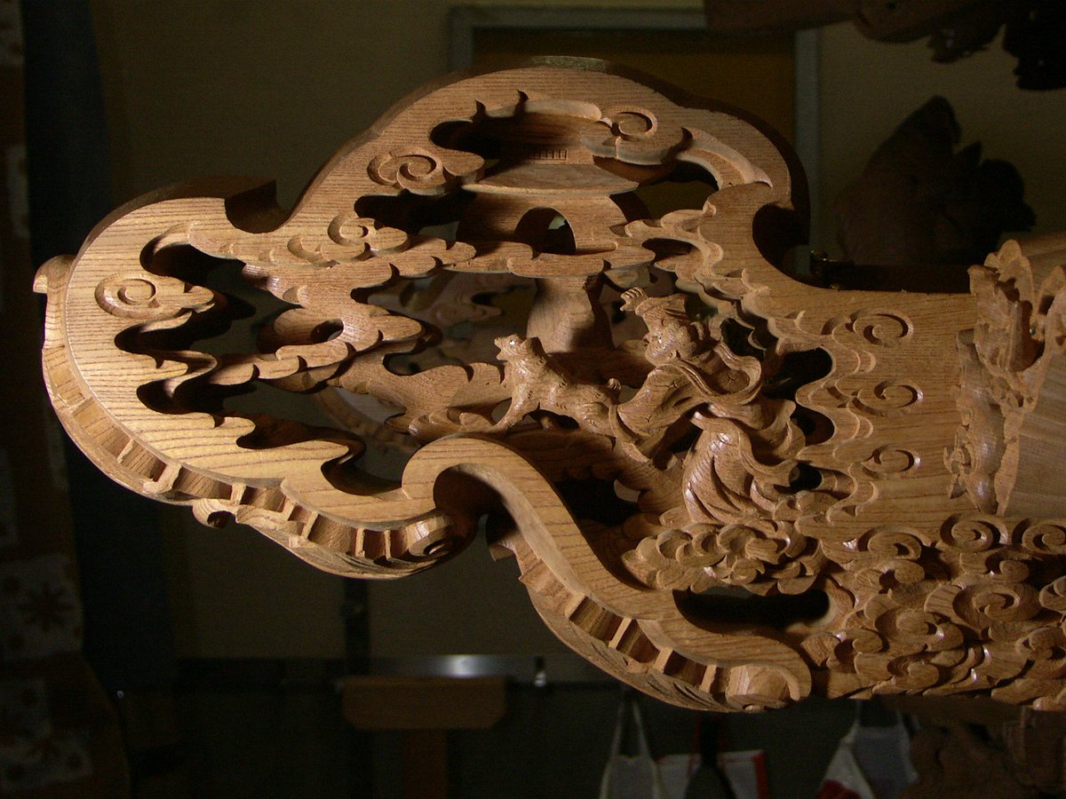 令和七年七月七日
本日は七夕です。岸和田箕土路町のだんじりには
地元に伝わる「七夕伝説」の彫物が施されています。
大屋根懸魚・虹梁には「犬飼神社」水板には「天の川」も彫り込まれています。
今も残る「天の川」。かつては川を挟んで「七夕社」と「犬飼神社」があったとされています。