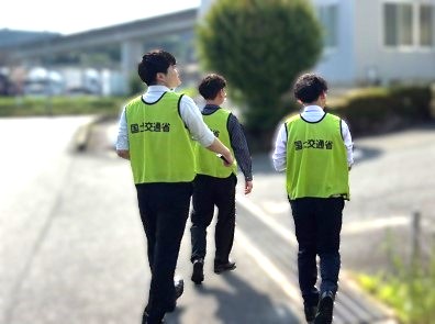 mlit_chugoku_uk's tweet image. #トラック・物流Gメン パトロール報告
(7/4(木):山口市内の工業団地7件、7/3(金):柳井市内5件)
現場での対話から「運ぶ」を確保しないと商売が維持できない。という荷主の危機感を感じました。
#トラック
#2024問題
#労働者不足
#ドライバーのお仕事