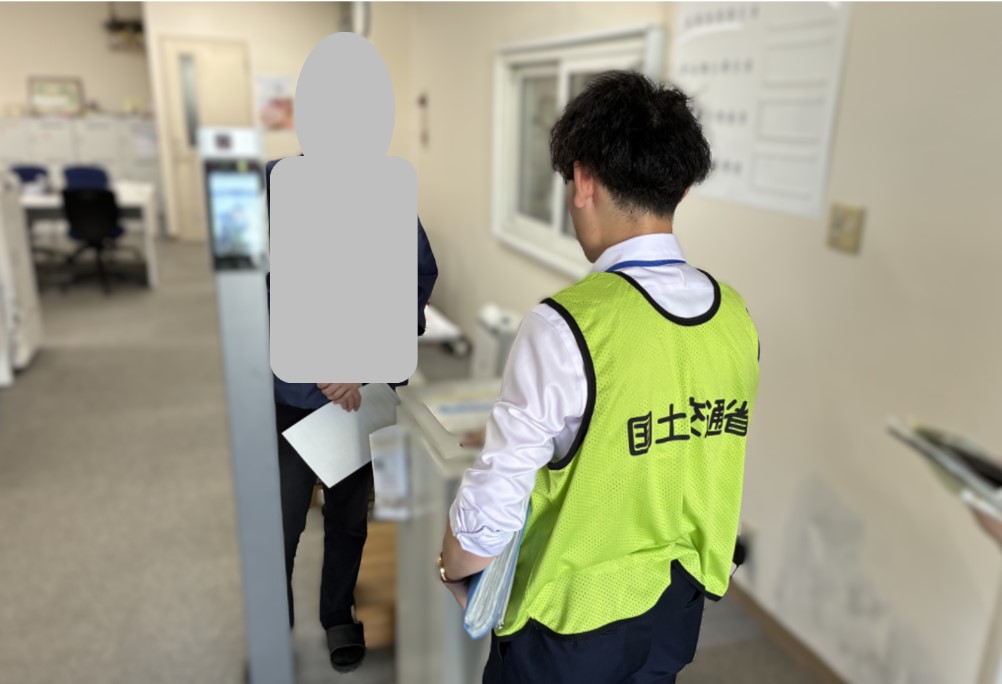 mlit_chugoku_uk's tweet image. #トラック・物流Gメン パトロール報告
(7/4(木):山口市内の工業団地7件、7/3(金):柳井市内5件)
現場での対話から「運ぶ」を確保しないと商売が維持できない。という荷主の危機感を感じました。
#トラック
#2024問題
#労働者不足
#ドライバーのお仕事