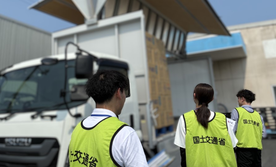 mlit_chugoku_uk's tweet image. #トラック・物流Gメン パトロール報告
(7/4(木):山口市内の工業団地7件、7/3(金):柳井市内5件)
現場での対話から「運ぶ」を確保しないと商売が維持できない。という荷主の危機感を感じました。
#トラック
#2024問題
#労働者不足
#ドライバーのお仕事