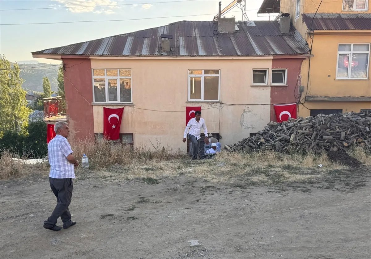 Şehit ailelerine acı haber verildi
Pençe-Kilit Harekatı bölgesinden gelen acı haber, şehitlerin baba ocağına ateş düşürdü.