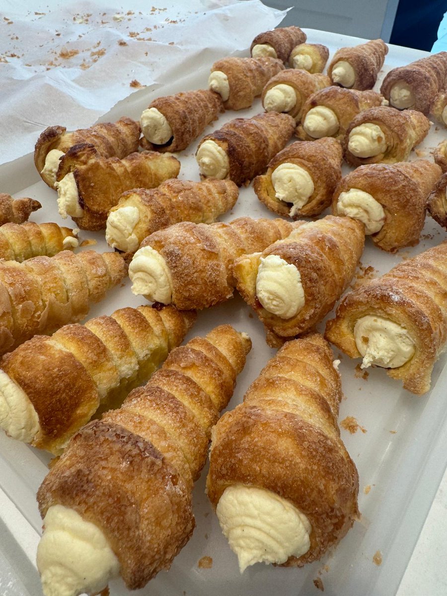 Homemade French horns filled with crème anglaise—crumbly pastry perfection!

#PastryPerfection #FrenchHorns #CrèmeAnglaise #FigTreeKitchen #BakedWithLove #CakeOClock #SweetIndulgence #SeasonalBakes