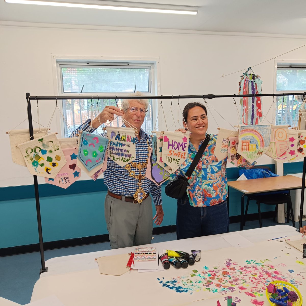 WandsworthMayor's tweet image. Joined the fun at the Happy Streets weekend festival. Dancing, sports, music, art and craft, film making, face painting, cooking pizzas and good food! Great to see the Council and community - school, churches, rotary, community hubs and youth facilities - all coming together.