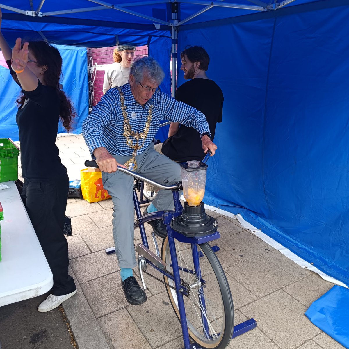 WandsworthMayor's tweet image. Joined the fun at the Happy Streets weekend festival. Dancing, sports, music, art and craft, film making, face painting, cooking pizzas and good food! Great to see the Council and community - school, churches, rotary, community hubs and youth facilities - all coming together.