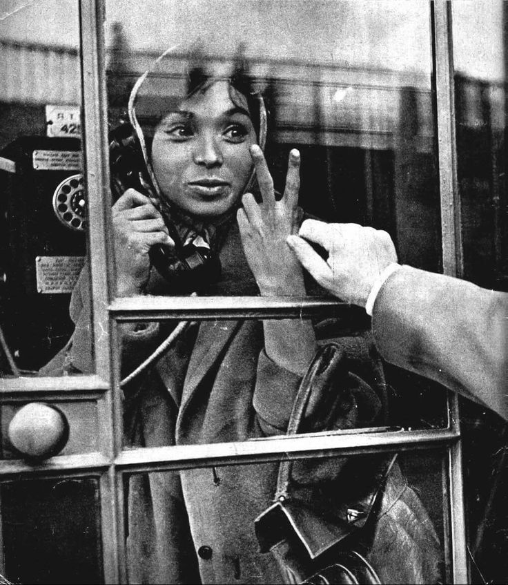 وزمانُ السرور يمضي سريعا
مثل طِيبِ العناقِ عند الفراقِ