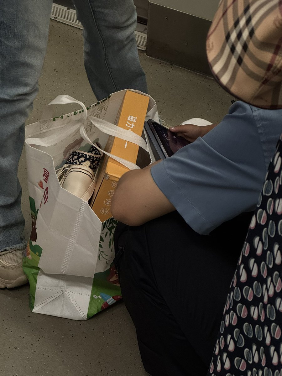 地铁里全是带孩子的游客，小孩直接躺地上，亲爹端着iPad给孩子看…