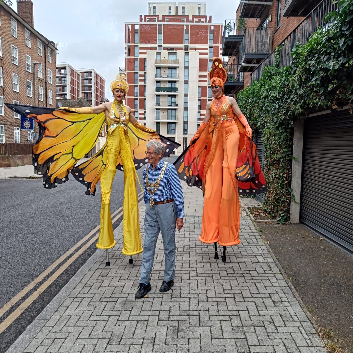 WandsworthMayor's tweet image. Joined the fun at the Happy Streets weekend festival. Dancing, sports, music, art and craft, film making, face painting, cooking pizzas and good food! Great to see the Council and community - school, churches, rotary, community hubs and youth facilities - all coming together.