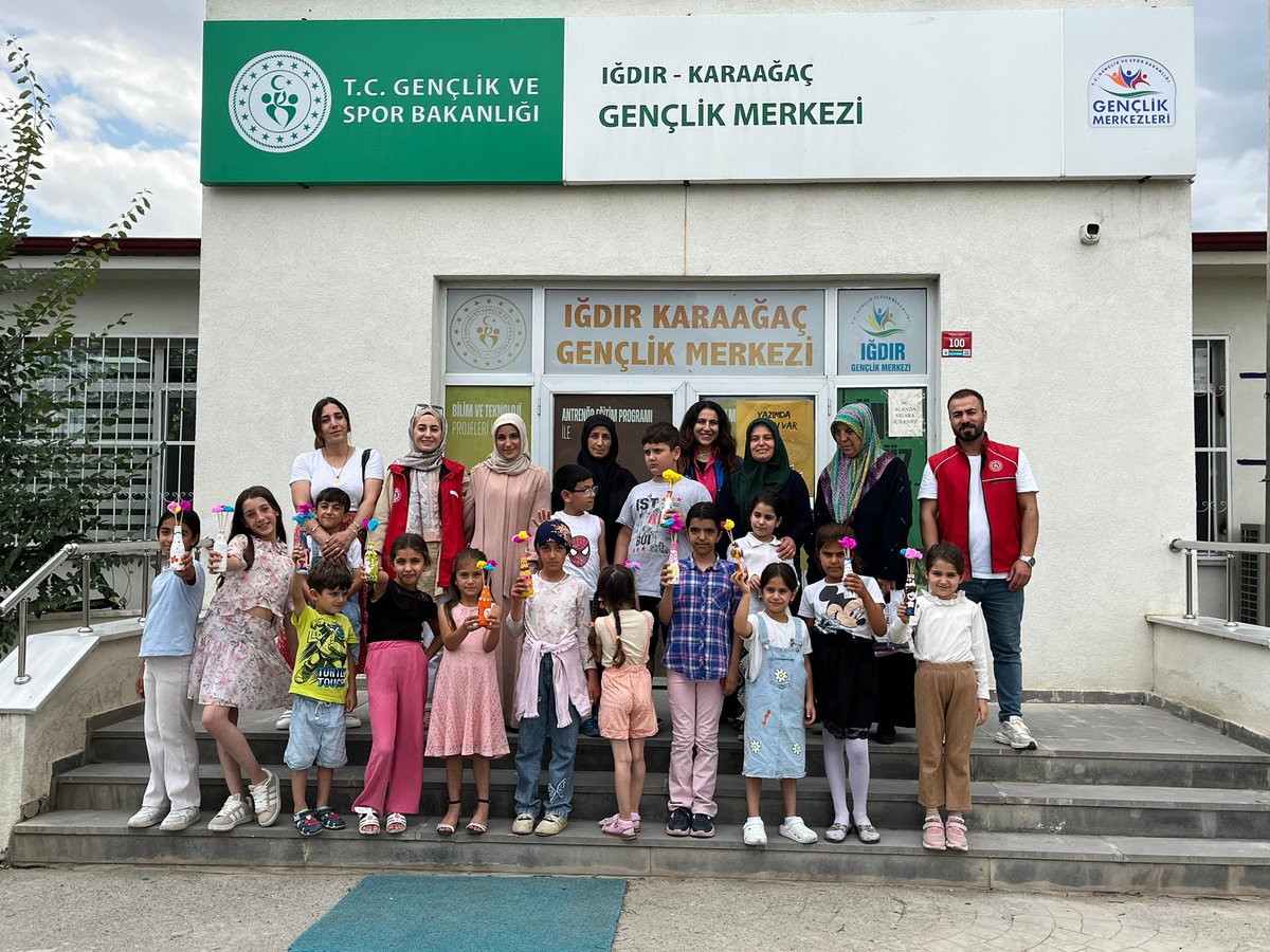 IgdirGM's tweet photo. 🎨☀️ Yaz Kulübü Renkleniyor! ☀️🎨

🖌️ Şişe boyama etkinliğiyle yaratıcılığımızı konuşturduk,
🧠 Bilgi yarışmasıyla hem eğlendik hem öğrendik,
🤝 Dayanışma ve keyif dolu anılar biriktirdik!

📍Karaağaç Gençlik Merkezi https://t.co/V8FvxfWXdE