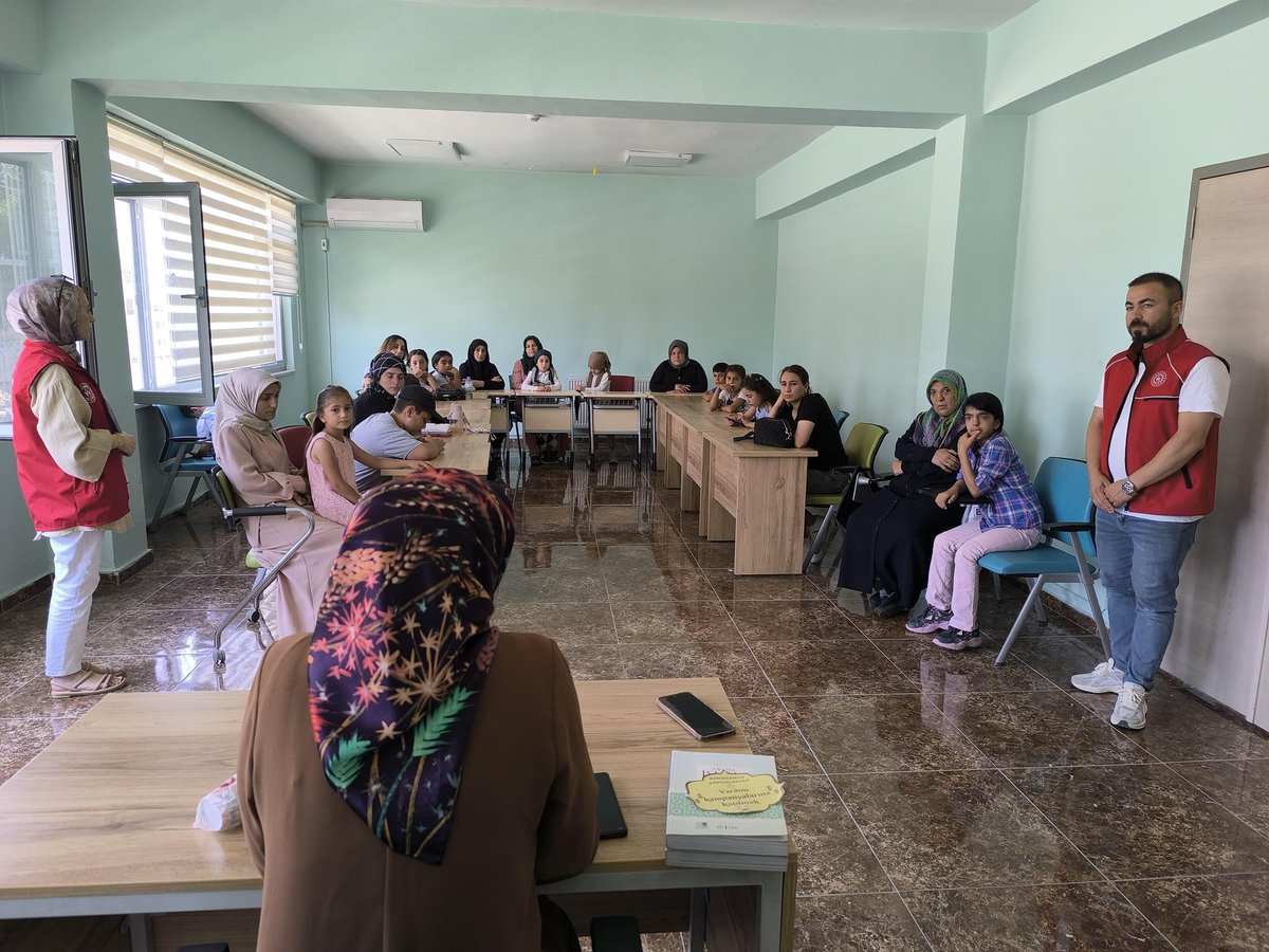 IgdirGM's tweet photo. 🎨☀️ Yaz Kulübü Renkleniyor! ☀️🎨

🖌️ Şişe boyama etkinliğiyle yaratıcılığımızı konuşturduk,
🧠 Bilgi yarışmasıyla hem eğlendik hem öğrendik,
🤝 Dayanışma ve keyif dolu anılar biriktirdik!

📍Karaağaç Gençlik Merkezi https://t.co/V8FvxfWXdE