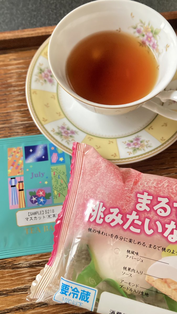 qx7dny's tweet image. #茶好連　#木漏れ日のお茶会 七夕🎋のことすっかり忘れてた　LUPICIAのマスカットティのパッケージに“短冊に願いを”って書いてあった　心の短冊に「心の平安」とでも書きましょ　ファミマの桃のようなケーキ　桃入っていてニマッ