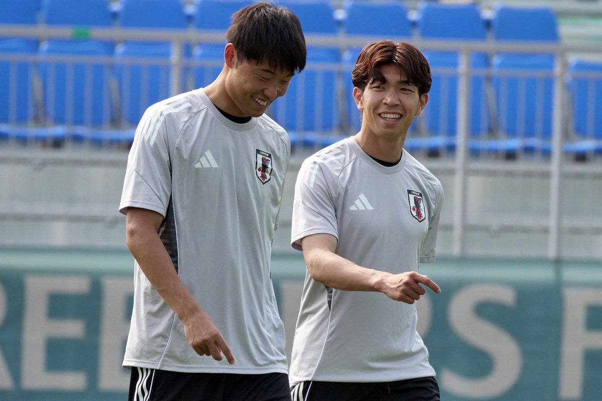 練習開始前の一コマ📸　垣田裕暉選手と宮代大聖選手は、徳島ヴォルティスとサガン鳥栖でチームメイト🤝　ついに日の丸を背負って共闘します！🇯🇵