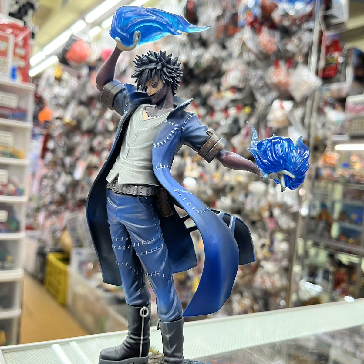 chigasakiUbooks's tweet image. リペイント品です。
息子から初めて頼まれたフィギュアがこちら。
僕のヒーローアカデミアの敵キャラの一人「荼毘」です。
青い炎が特徴なので、本体には青く影響が出るように塗りました。
悲しい過去を持つ憎めないヴィラン。
#ヒロアカ
#僕のヒーローアカデミア
#リペイントフィギュア
