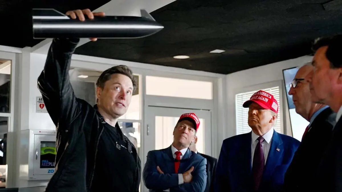 Trump, Musk’ın yakın bir arkadaşını Amerikan Havacılık ve Uzay Dairesi’nin (NASA) başına getirmek istediğini ileri sürdü.
'DEMOKRATLARA BAĞIŞ YAPTI'
Trump, sosyal medya platformu Truth Social üzerinden yaptığı paylaşımda, Musk’ın önerdiği kişinin daha önce Demokratlara bağış
