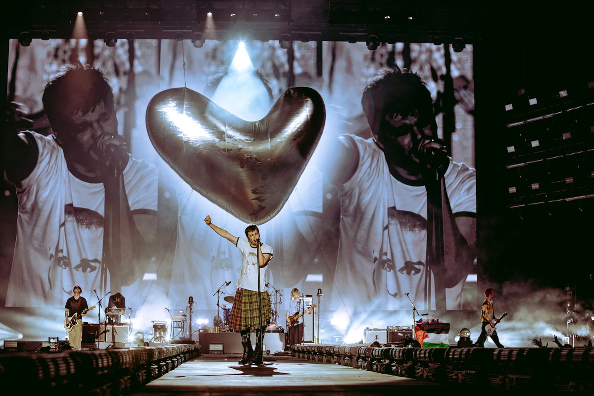 CLASH (@clashmagazine) on Twitter photo Joyous. <a href="/fontainesdublin/">Fontaines D.C.</a> effortlessly tackle London's Finsbury Park - the world is theirs...
clashmusic.com/live/live-repo… Joyous. <a href="/fontainesdublin/">Fontaines D.C.</a> effortlessly tackle London's Finsbury Park - the world is theirs...
clashmusic.com/live/live-repo…